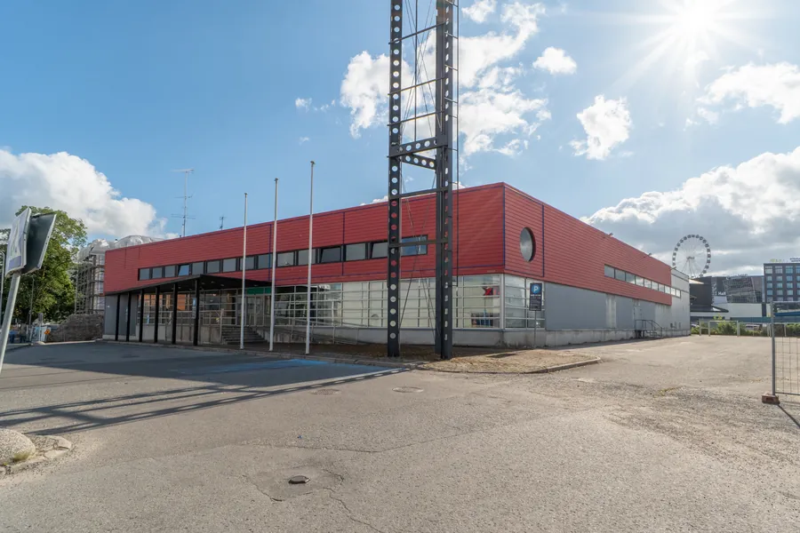Ärihoone nurgavaade päikeses