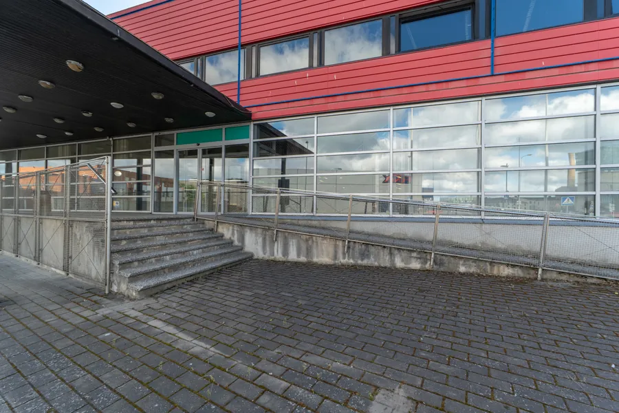 Klaasfassaad ja sissepääs