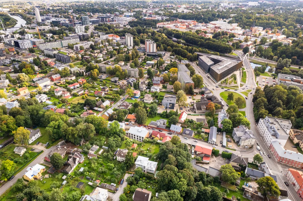 Kortermaja hoov ja parkimine ülevalt