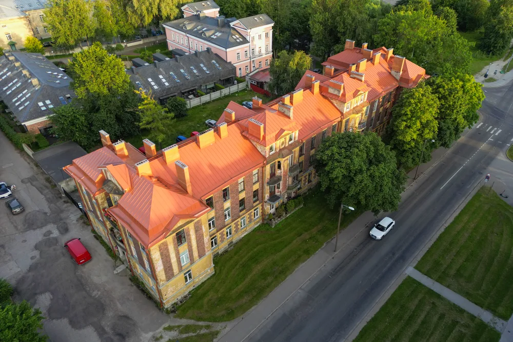 Vana maja katus ja hoov ülevalt