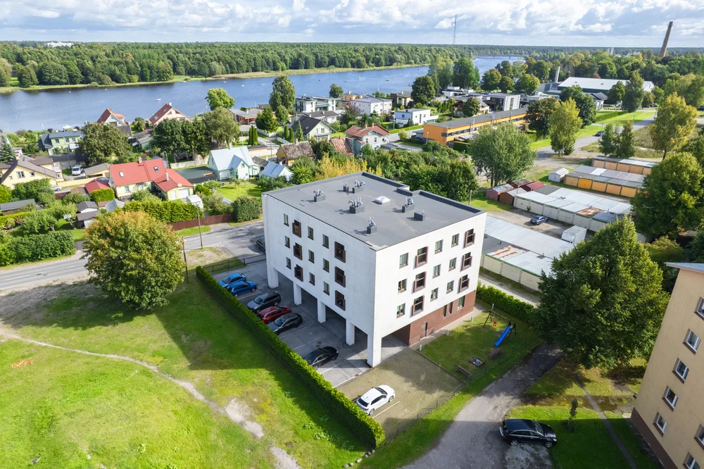 Kortermaja jõe ääres õhust