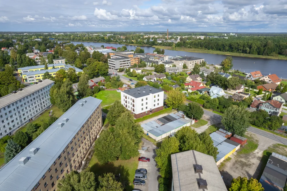 Jõekallas ja kortermaja ülevalt