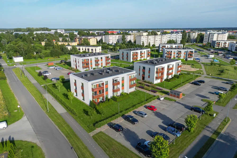 Kompleksi hoov õhtuvalguses