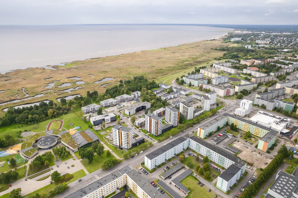 Kortermaja mere taustal
