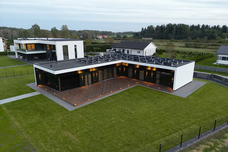 Maja õhust hämaras, aknad soojalt valgustatud