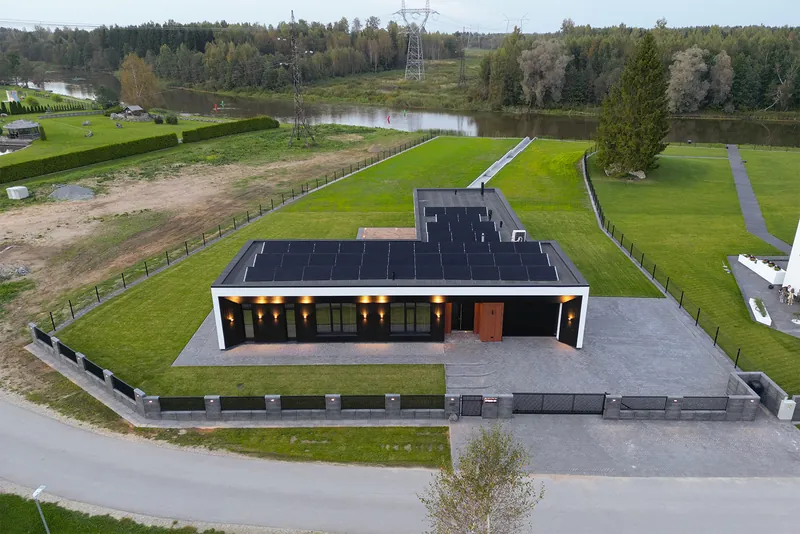 Droonifoto tasakatusega eramajast ja krundist – Standard paketi näide