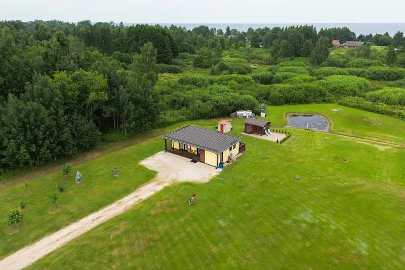 Väiksema eramaja pildistamise näide – droonifoto