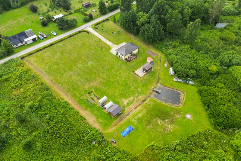 Droonifoto maakodust ja seda ümbritsevast krundist