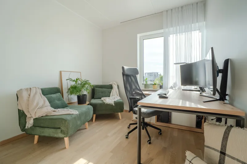 Kodukontor, kus töölaual on ekraanid ja juhtmed