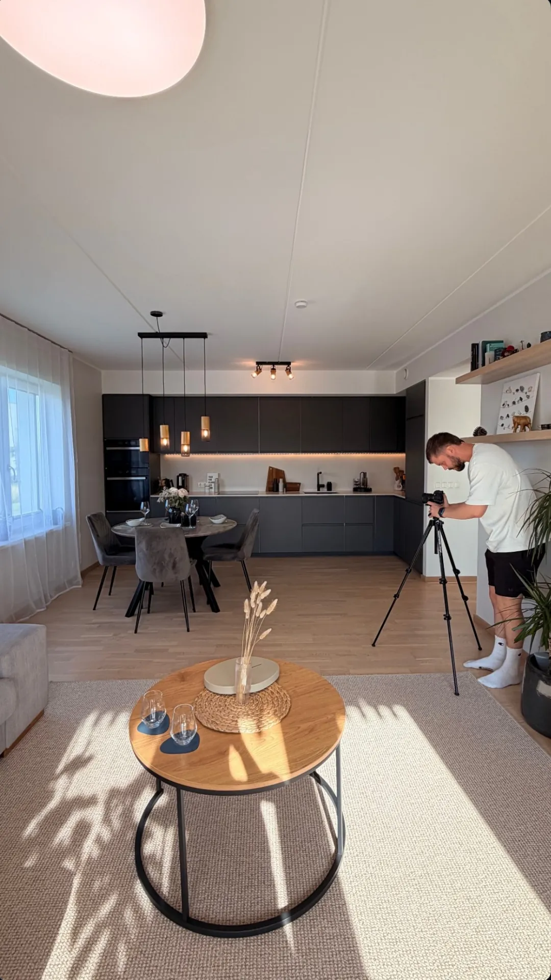Fotograaf valmistab ruumi võtteks ette – kaadritagune hetk